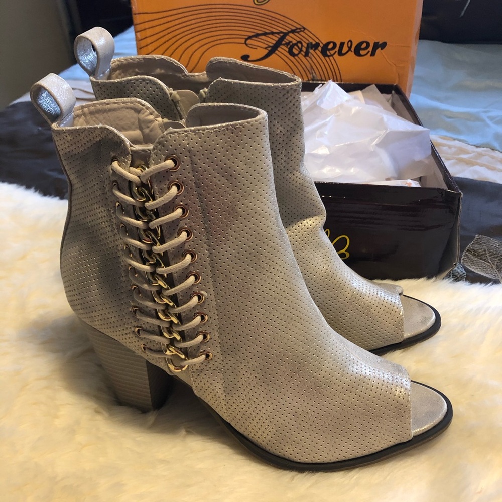 Open toe booties. - Picture 2 of 6